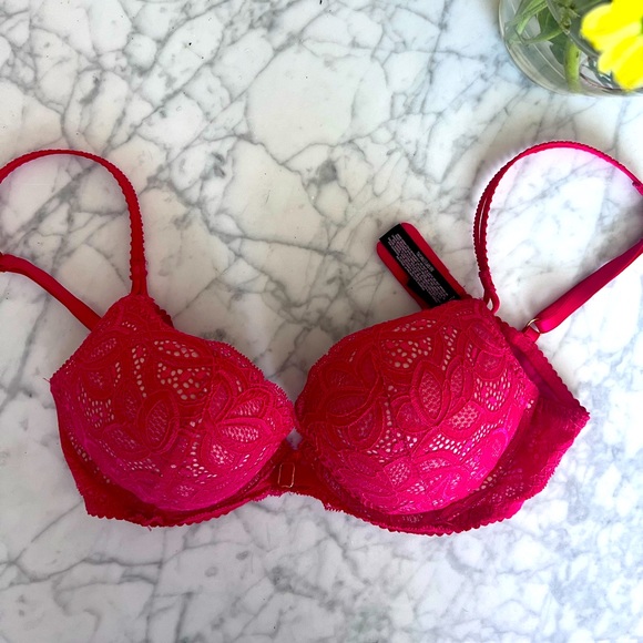 Victoria Secret bombshell red lace triple push up bra. - Picture 1 of 2
